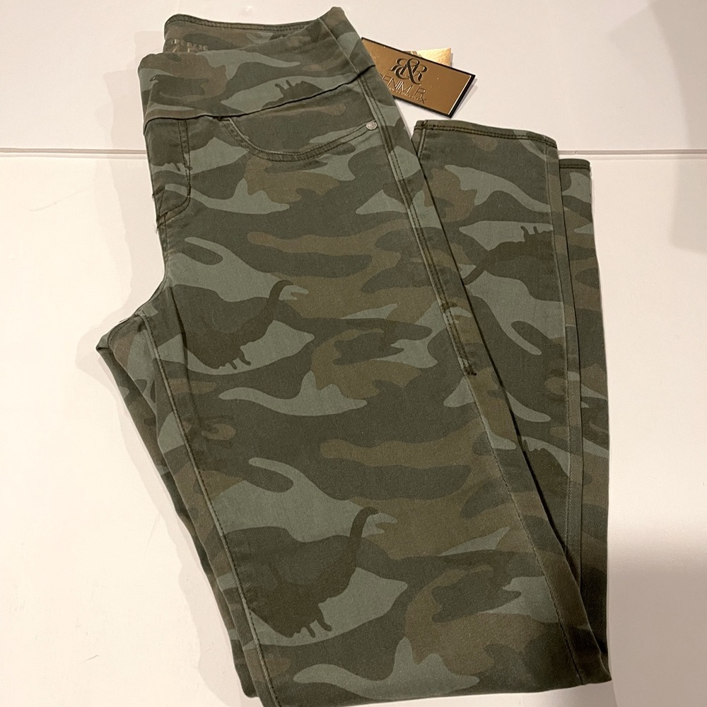 NWT Women’s Rock & Republic Jeggings, Color Camo, Size 8
